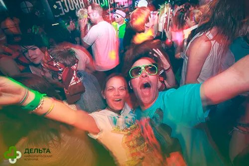 Люди веселятся в клубе